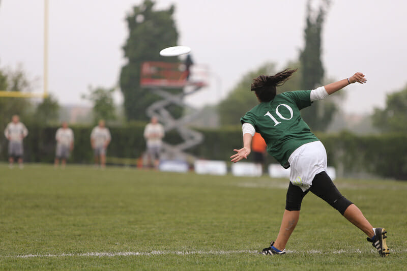 Oregon's Sophie Darch pulls to Carleton in the 2013 D-I College Championships Women's Final.