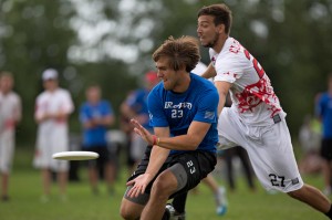 Johnny Bravo's Jimmy Mickle catches the disc at the 2014 US Open.