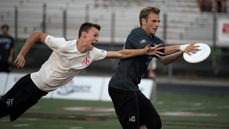 GOAT's Dave Hochhalter makes the catch in front of the Johnny Bravo layout. Photo: Jolie Lang -- UltiPhotos.com