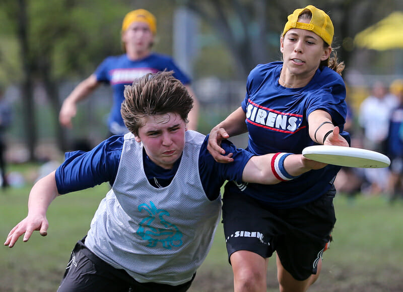 Whitman's Alex Hardesty lays out against UCF's Shayna Brock in the Stanford Invite 2016 final. Photo: Rodney Chen -- UltiPhotos.com