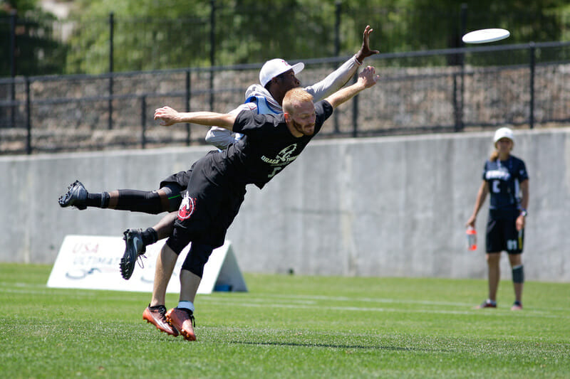 Mixtape's Khalif El-Salaam and Darg'n Thrust's Jay Drescher battle in the semifinals of the US Open. Photo: Burt Granofsky -- UltiPhotos.com