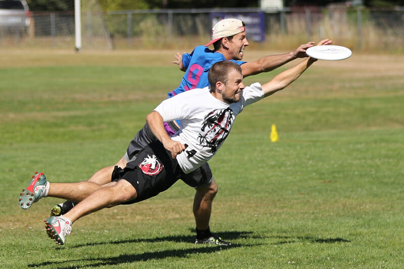 Drag'n Thrust gets a block at the Pro Flight Finale. Photo: Rodney Chen -- UltiPhotos.com