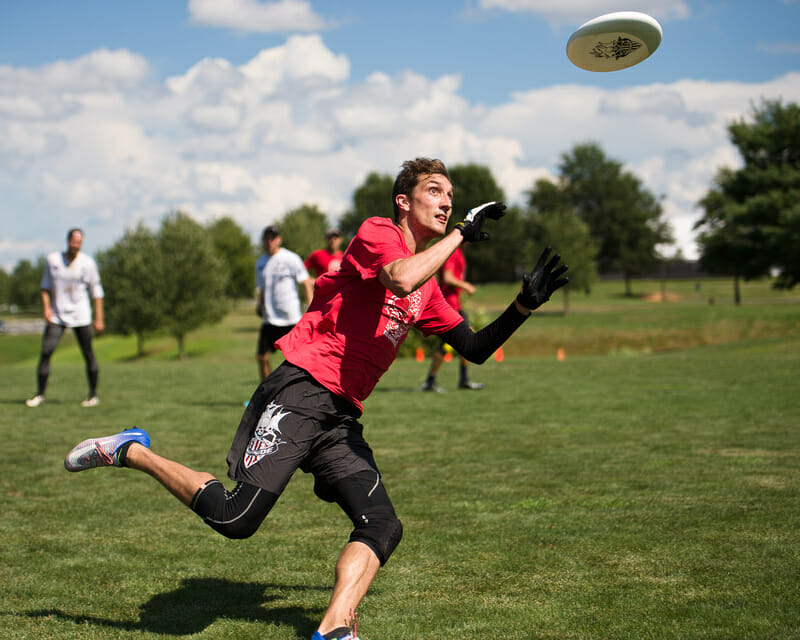 Ironside's Kurt Gibson catches the tournament winning score at the Chesapeake Open. Photo: Kevin Leclaire -- UltiPhotos.com