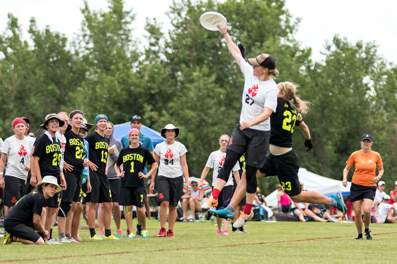 Julia Snyder makes a grab at the Pro-Elite Challenge. Photo: Ken Forman -- UltiPhotos.com