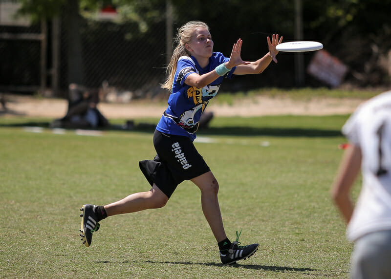 A girl playing ultimate