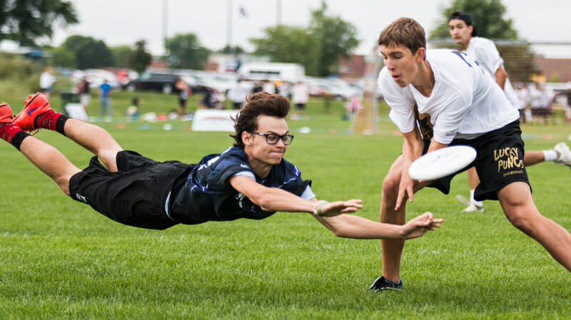 Not going to the disc gives a defender a chance to get a block. Photo: Daniel Thai -- Ultihotos.com