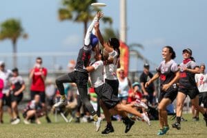 Ozone's Kate Travaglini attempts to secure a disc through contact at 2017 Club Nationals.