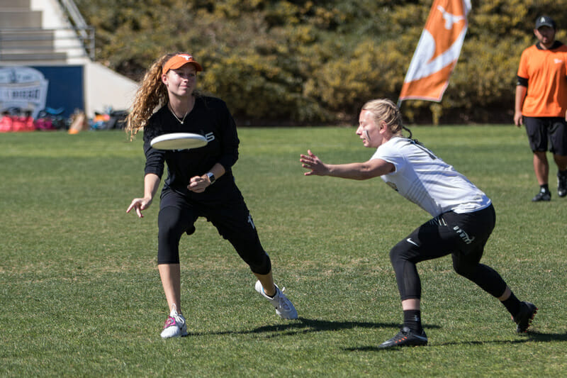 Texas's Caroline O'Connell flicks a disc at the 2018 Presidents' Day Invitational.