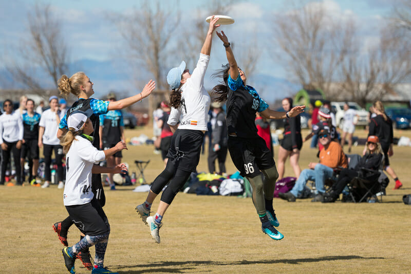 A Texas player gets up to make the play at the 2018 Stanford Invite.