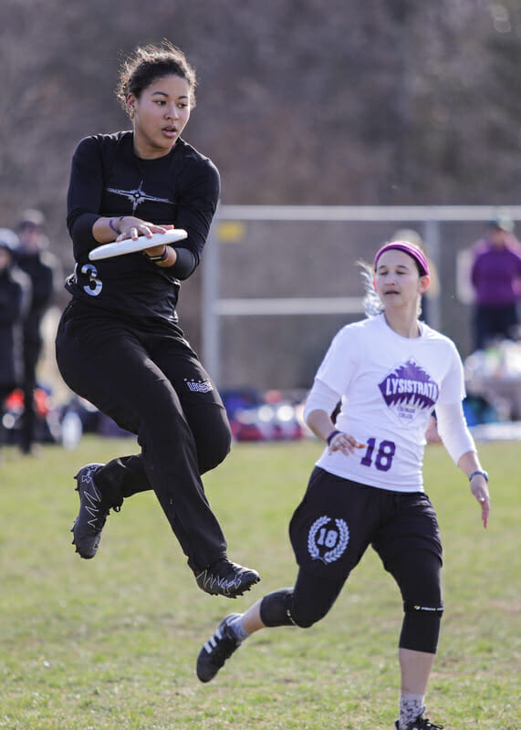 Carleton rookie Nariah Sims make a catch at the 2018 Queen City Tune Up.