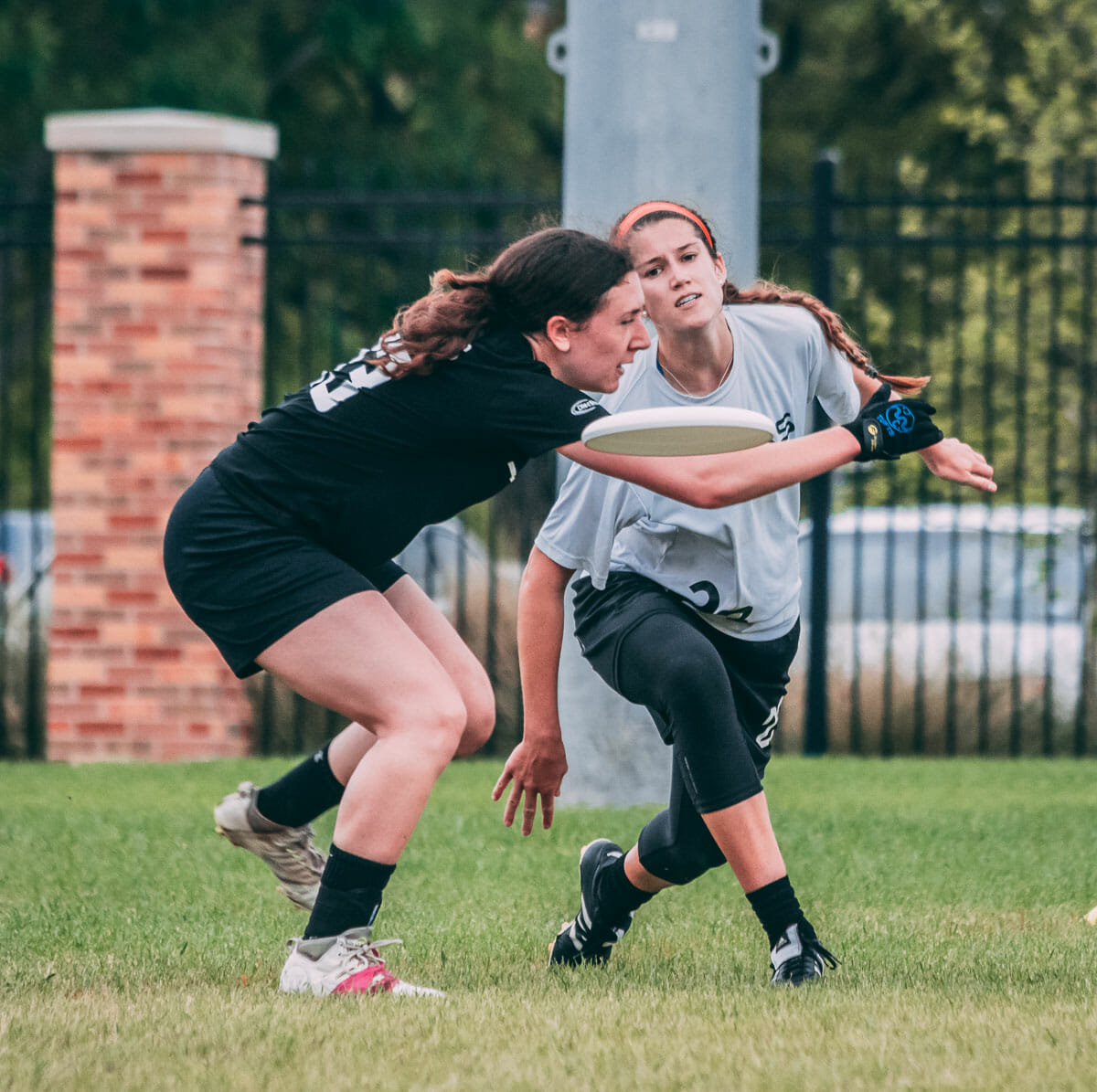 Texas's Laura Gerenscer throws past Tuft's Valerie Willocq in the semifinals of Centex 2018.