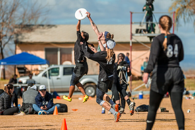 Oregon and Stanford battle for a disc in the air at the 2018 Stanford Invite. 