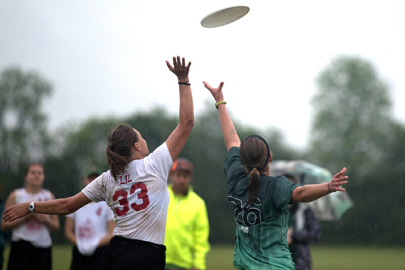 Wesleyan and Valparaiso battle for the disc at the 2017 D-III College Championships.