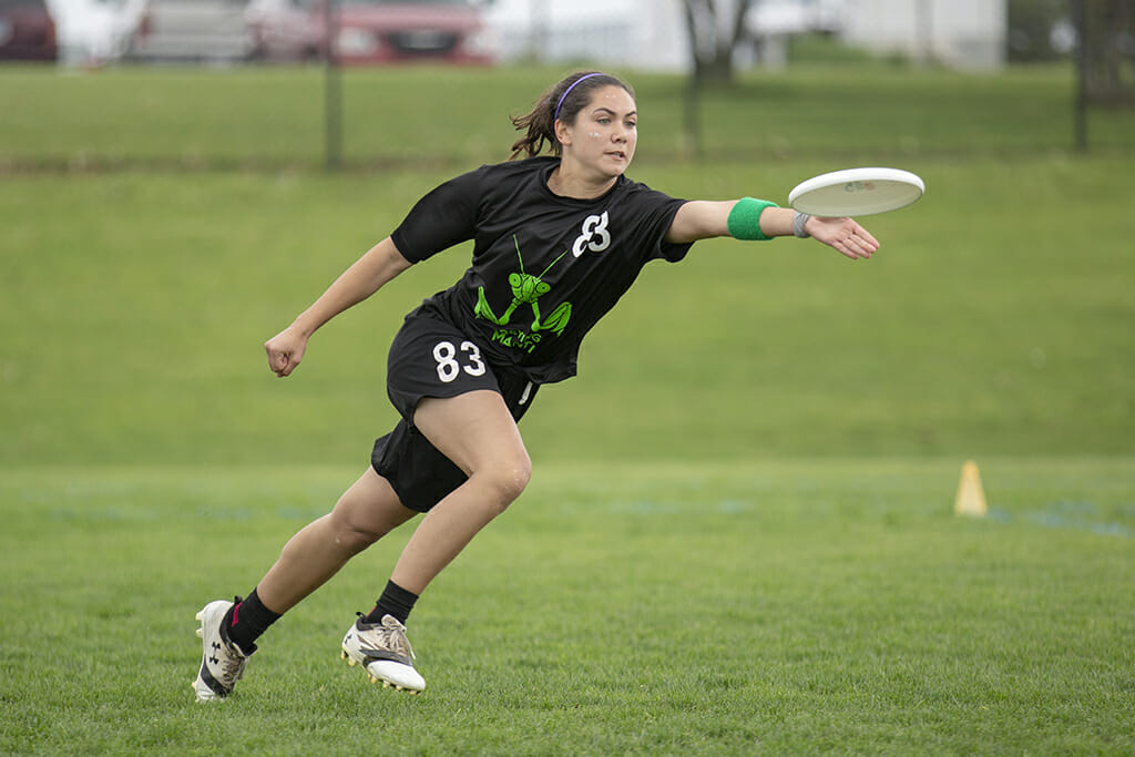 Oberlin's Zoe Hecht extends for a catch at the 2018 D-III College Championships.