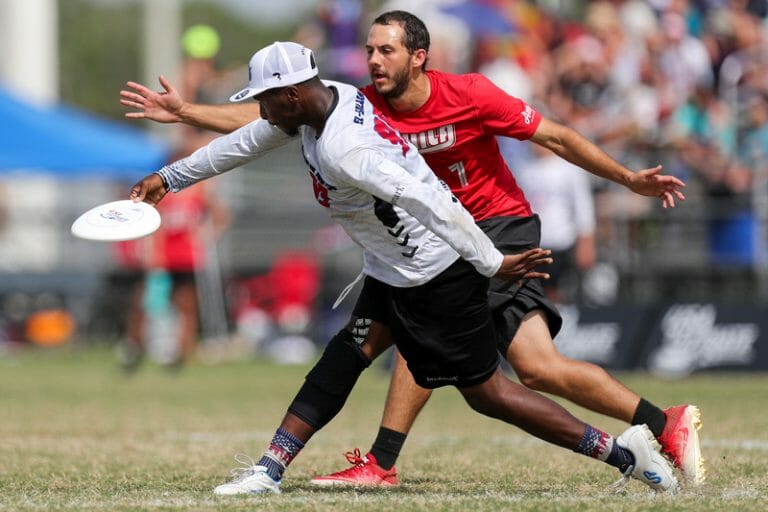 how-to-throw-a-backhand-in-ultimate-frisbee-features-ultiworld