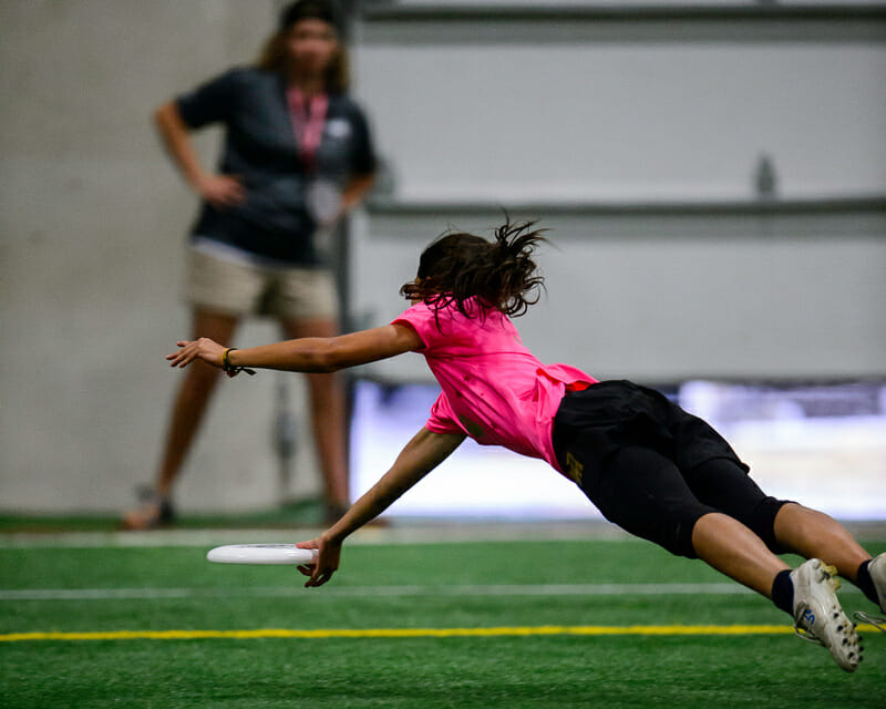 Revolution's Laura Ospina makes a highlight reel layout catch in the semifinals of WUCC 2018.