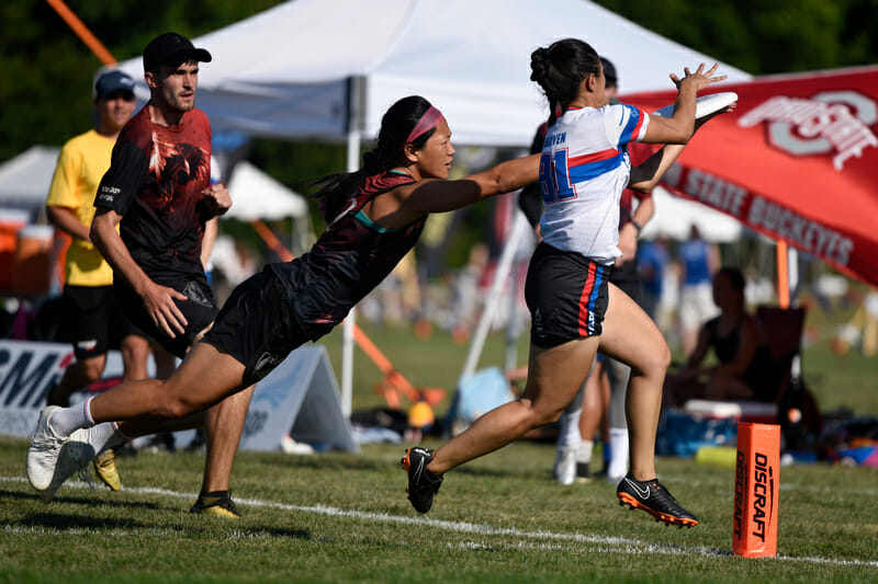 Mixtape (USA) and Black Eagles (GBR) clash at WUCC 2018.