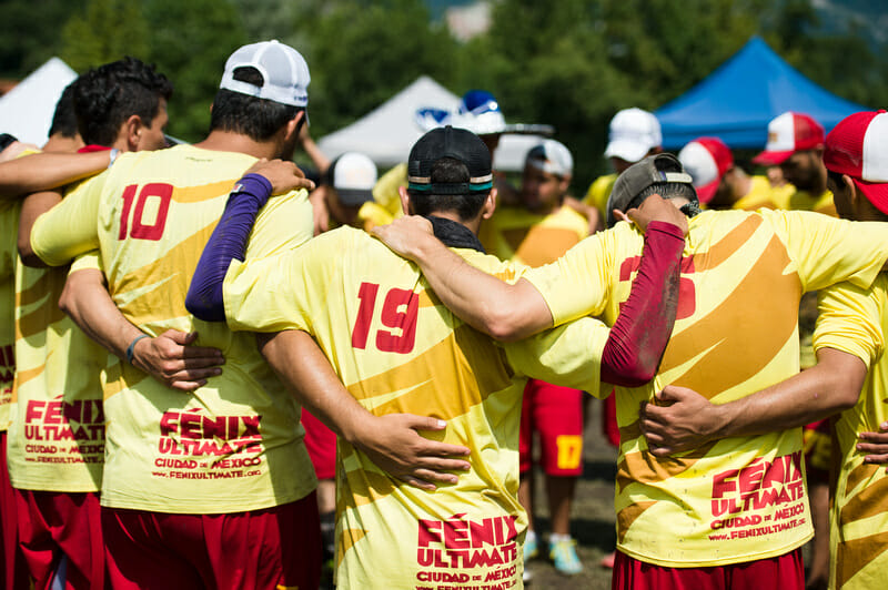 Fénix huddles at the 2014 World Ultimate Club Championships. 