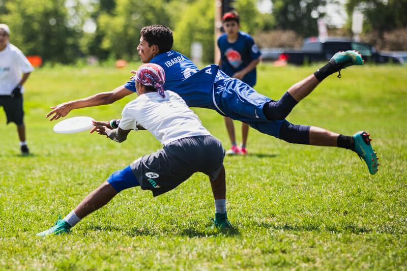 Ultimate Frisbee Throwing Techniques: Perfecting the Scoober And Blade  