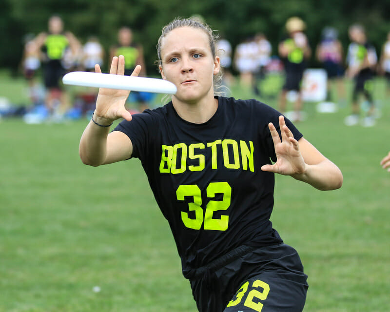 Brute Squad's Megan Wilson goes for a catch at the 2018 Pro Championships.