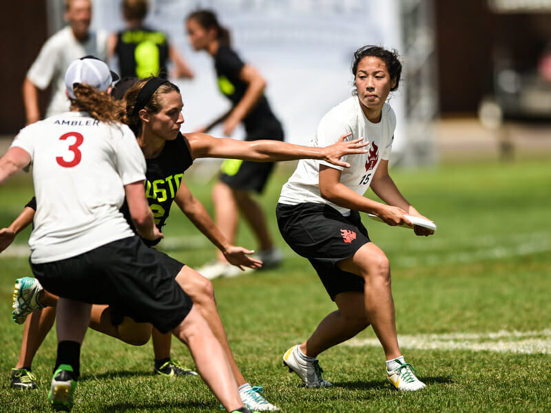 Seattle Riot works to complete a reset against Boston Brute Squad at the 2014 US Open. Photo: Brian Canniff -- UltiPhotos.com