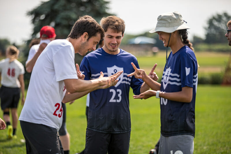 Slow White and Steamboat play rock-paper-scissors during a timeout at the 2018 US Open. Photo: Natalie Bigman-Pimentel -- UltiPhotos.com