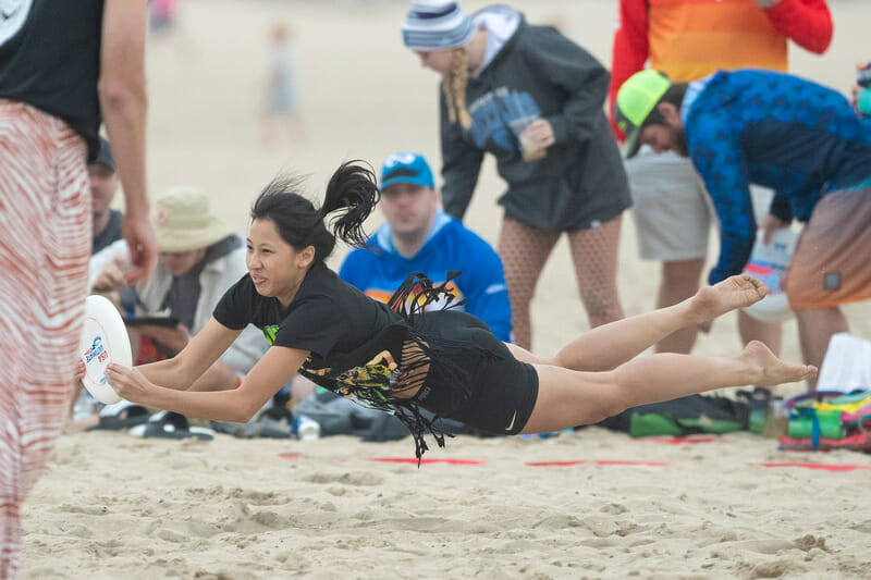 Natasha Won makes the grab at Lei Out. Photo: Rodney Chen -- UltiPhotos.com