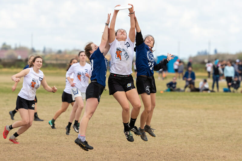 Carleton's Anna Stubbs makes the catch against two Tufts defenders in the final of Stanford Invite 2020. Photo: Rodney Chen -- UltiPhotos.com