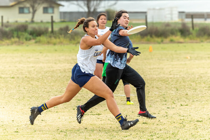 An Oregon Fugue player bids for the block against Cal Pie Queens at Stanford Invite 2020. Photo: Rodney Chen -- UltiPhotos.com