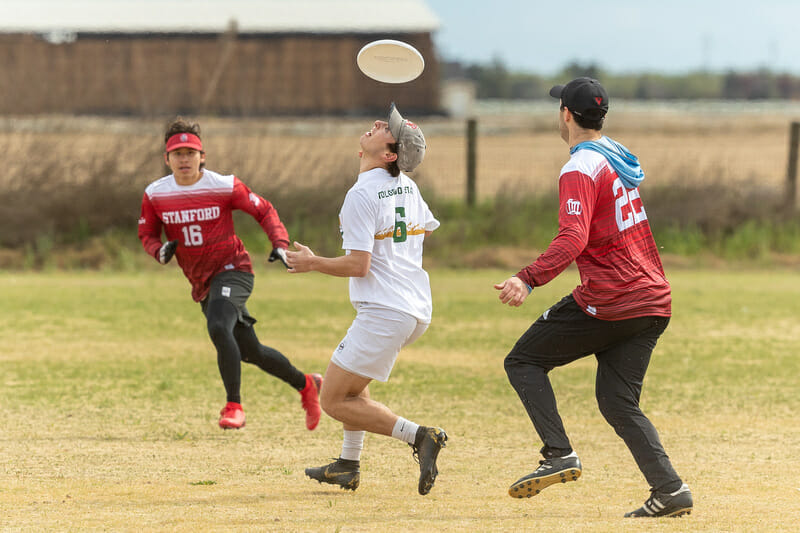 Colorado State's Jens Suhr locates the disc directly above his head. Photo: Rodney Chen -- UltiPhotos.com