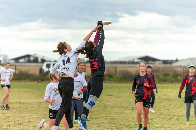 Stanford's Carly Rasmussen makes the catch in front of Texas' Lauren Gregorczyk. Photo: Rodney Chen -- UltiPhotos.com