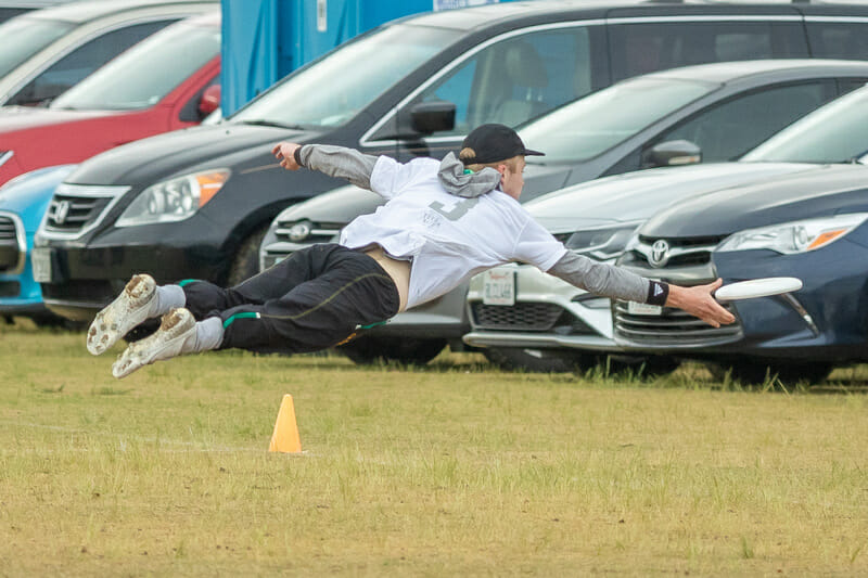 An Oregon player bids for a sideline catch at Stanford Invite 2020. Photo: Rodney Chen -- UltiPhotos.com