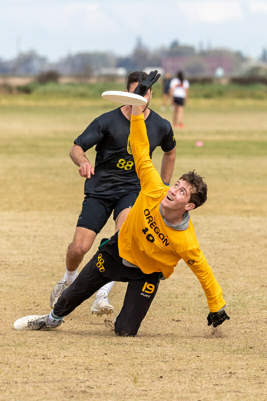 Oregon's Steven Pearlman goes for the catch after stumbling. Photo: Rodney Chen -- UltiPhotos.com