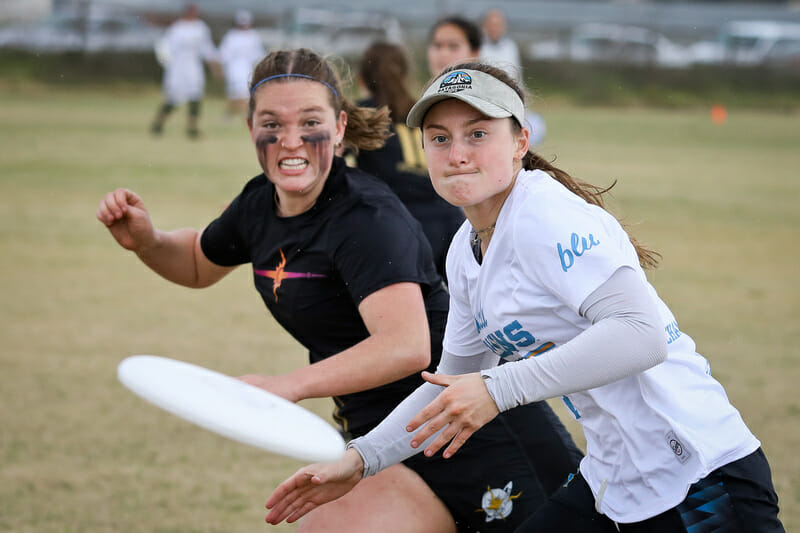 Carleton's Lauren Carothers-Liske and UCLA's vie for the disc at Stanford Invite 2020. Photo: Kristina Geddert -- UltiPhotos.com