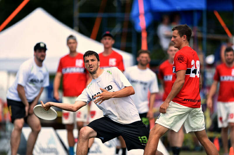 Germany's Holger Beuttenmüller throws past Clapham's Justin Foord at WUCC 2018. Photo: Billy Dzwonkowski -- UltiPhotos.com