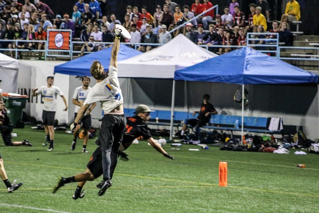 PoNY's Sean Keegan goes up for the disc at the 2018 US Open. Photo: Hugo Sowder