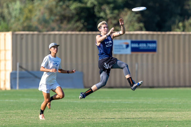 Los Angeles Lotus' Alex Diaz makes the catch against Polar Bears in the 2021 SFI West quarterfinals. Photo: Rodney Chen -- UltiPhotos.com