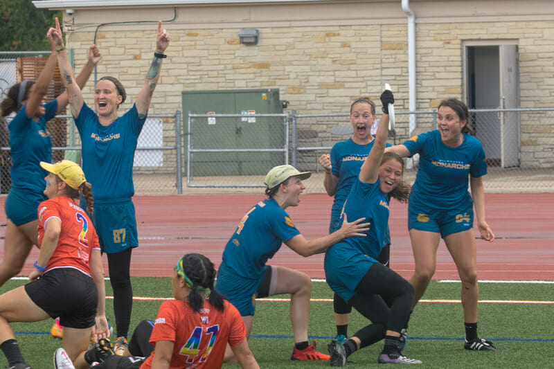 Milwaukee Monarchs celebrate Keila Strick's game-tying catch in the 2021 PUL Midwest Championship Series. Photo: Mark Olsen -- UltiPhotos.com