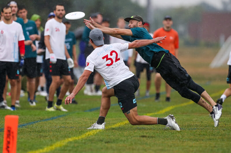 Emerald City’s Adam Simon bids for the block against Chicago Machine’s Sam Kanner. Photo: Paul Rutherford -- UltiPhotos.com