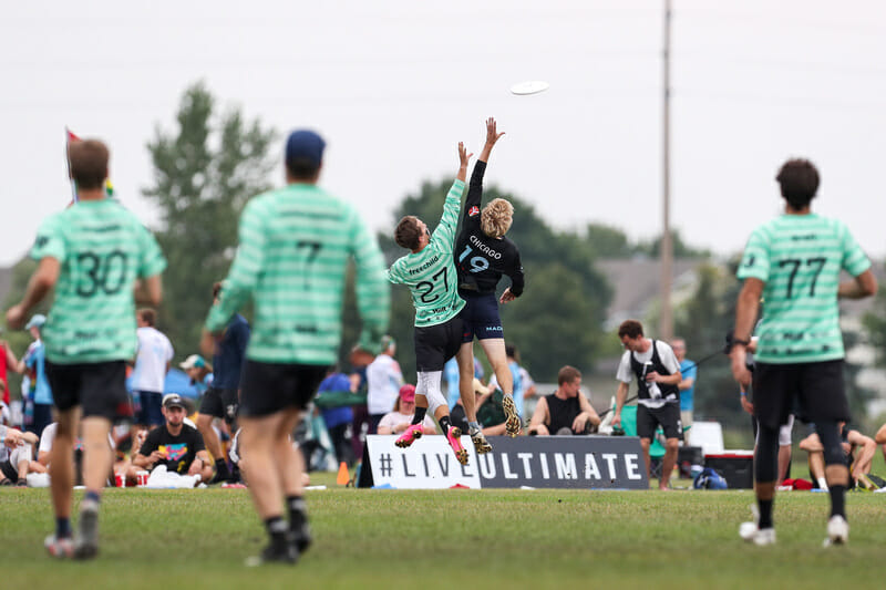 Machine’s Paul Arters and Sockeye’s Dylan Freechild battle for the disc during the US Open final. Photo: Paul Rutherford -- UltiPhotos.com