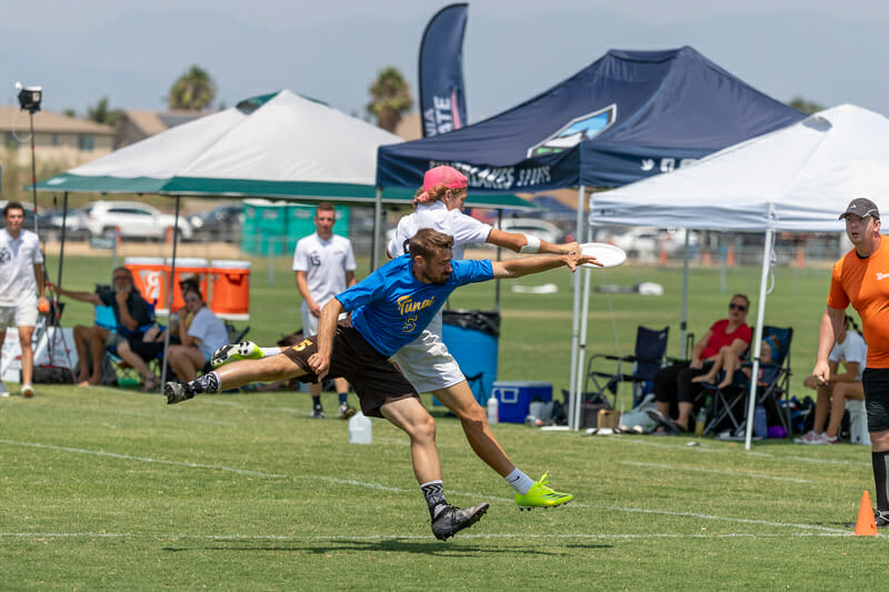 Despite defensive pressure, a Killjoys player makes the catch during the SFI West Men’s Final. Photo: Rodney Chen -- UltiPhotos.com