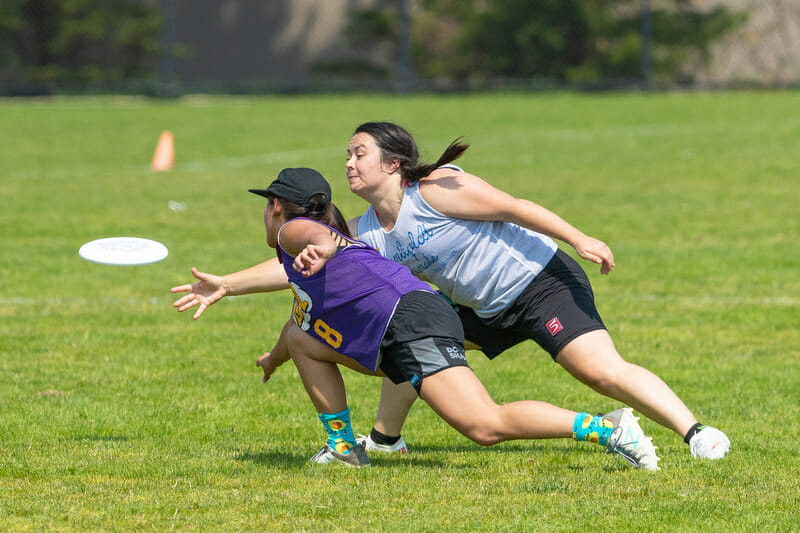 A LOL player gets the throw off around their mark at the Wilson Invite. Photo: Rodney Chen -- UltiPhotos.com