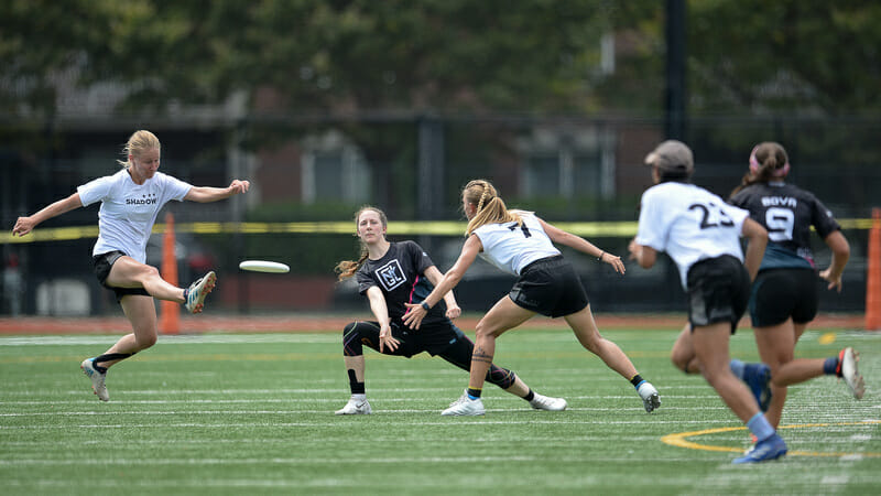 NY Gridlock’s Casey Gorman throws through traffic at the PUL East Championships. Photo: Kevin Leclaire -- UltiPhotos.com