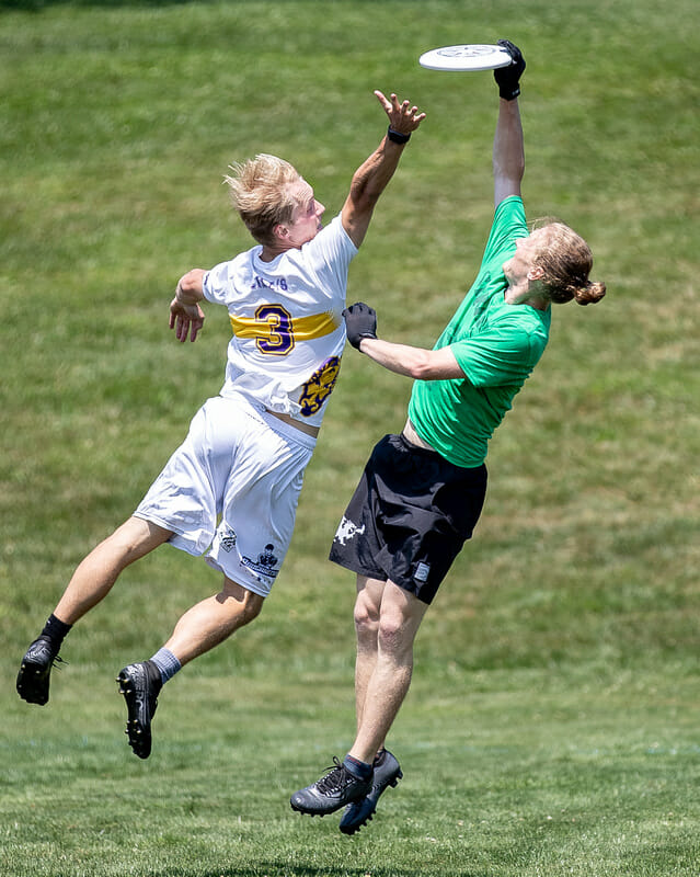 Players vie for the disc at Philly Open. Photo: Sandy Canetti -- UltiPhotos.com