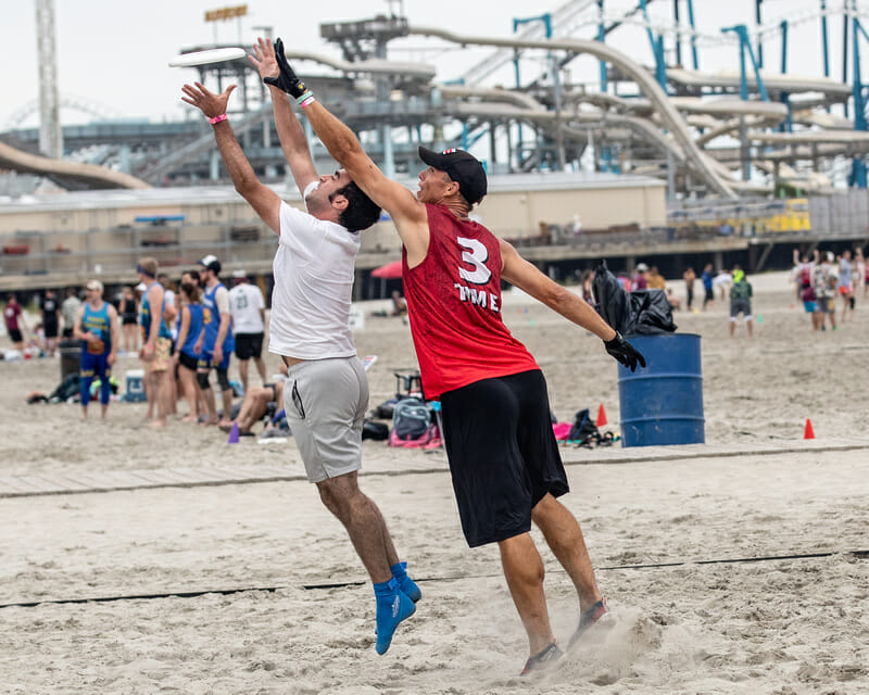 Players compete for the disc at Wildwood. Photo: Sandy Canetti -- Ultiphotos.com