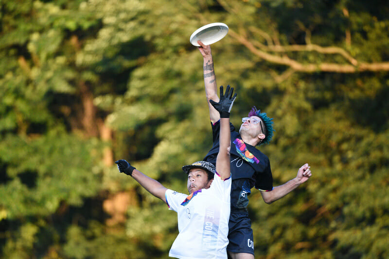 Reach for the sky they did. Austin Hegmon skies Corey Parker at the Con10ent Tour Philly Sto. Photo: Jolie J Lang — UltiPhotos.com