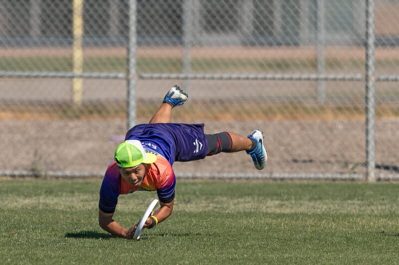 Sideways hat and body to pull off this grab at 2021 NorCal Mixed Club Sectionals. Photo: Rodney Chen — UltiPhotos.com