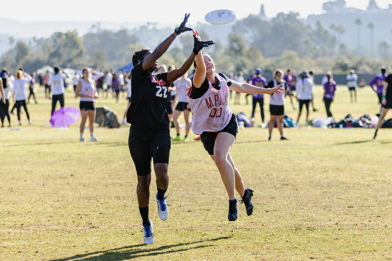 New York BENT vs. Minneapolis Pop in pool play at the 2021 Club Championships. Photo: Natalie Bigman-Pimentel: UltiPhotos.com