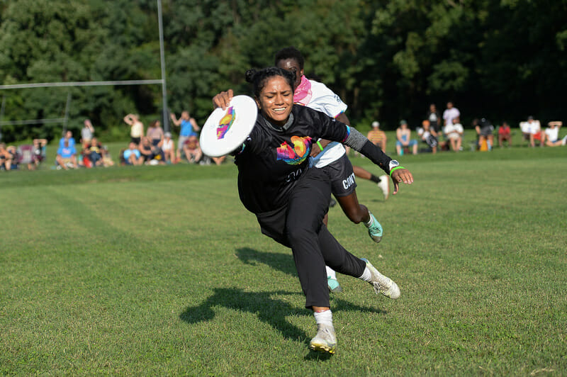 Genny De Jesus makes a quick snag of the disc at the Con10ent Tour Philly Stop. Photo: Kevin Leclaire — UltiPhotos.com