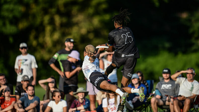 Disc secured by Nate Little in front of a bidding Trent Dillon at the Con10enT Tour Philly Stop. Photo: Kevin Leclaire — UltiPhotos.com